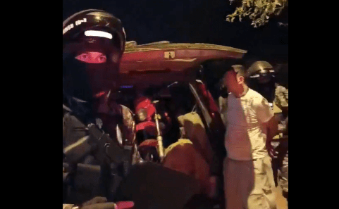 Momento en que uno de los hombres es esposado por un agente del Lince. Foto: Captura.