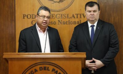 El senador colorado Gustavo Leite (Vocero) y el senador liberocartista Dionisio Amarilla, presidente de la Comisión "Garrote". Foto: Senado.