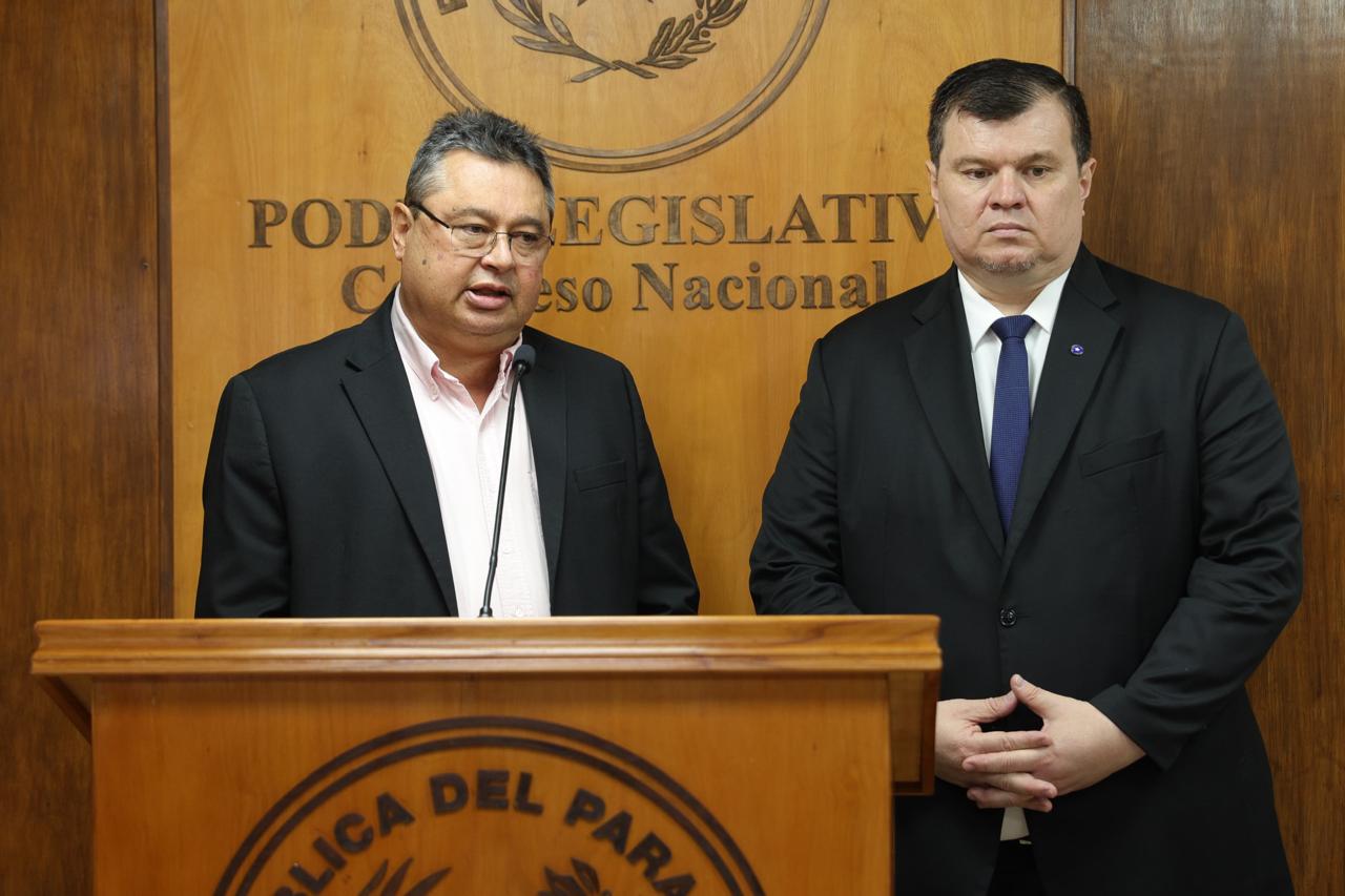 El senador colorado Gustavo Leite (Vocero) y el senador liberocartista Dionisio Amarilla, presidente de la Comisión "Garrote". Foto: Senado.