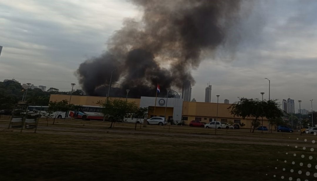 Incendio en zona de la Chacarita. Foto: 650 AM