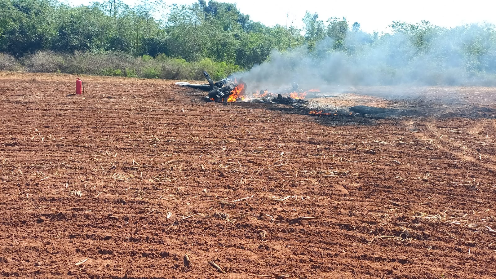 La avioneta quedó incinerada. Foto: Héctor Alegre.