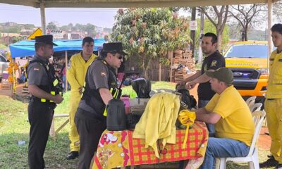 Momento en que los agentes interrumpieron la colecta. Foto: Gentileza.