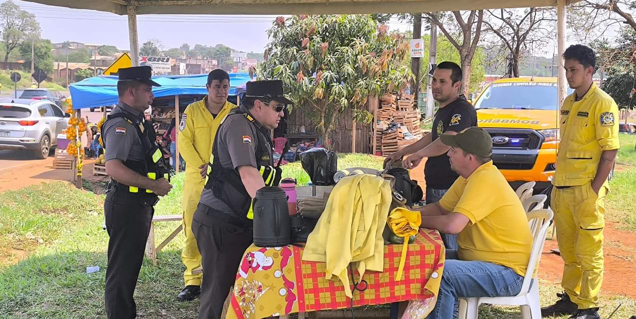 Momento en que los agentes interrumpieron la colecta. Foto: Gentileza.