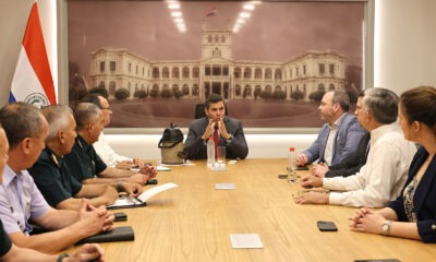 El presidente Santiago Peña en reunión con autoridades. Foto: Gentileza.