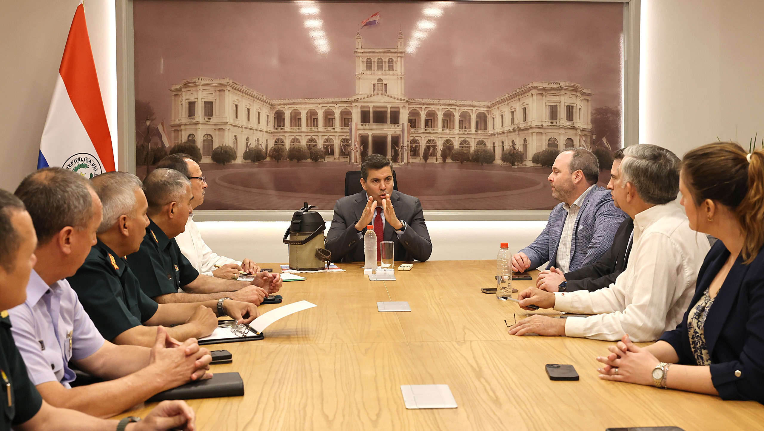 El presidente Santiago Peña en reunión con autoridades. Foto: Gentileza.