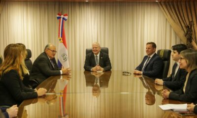 Ministro del TSJE junto añ ministro de la Corte en firma de convenio. Foto: Gentileza.