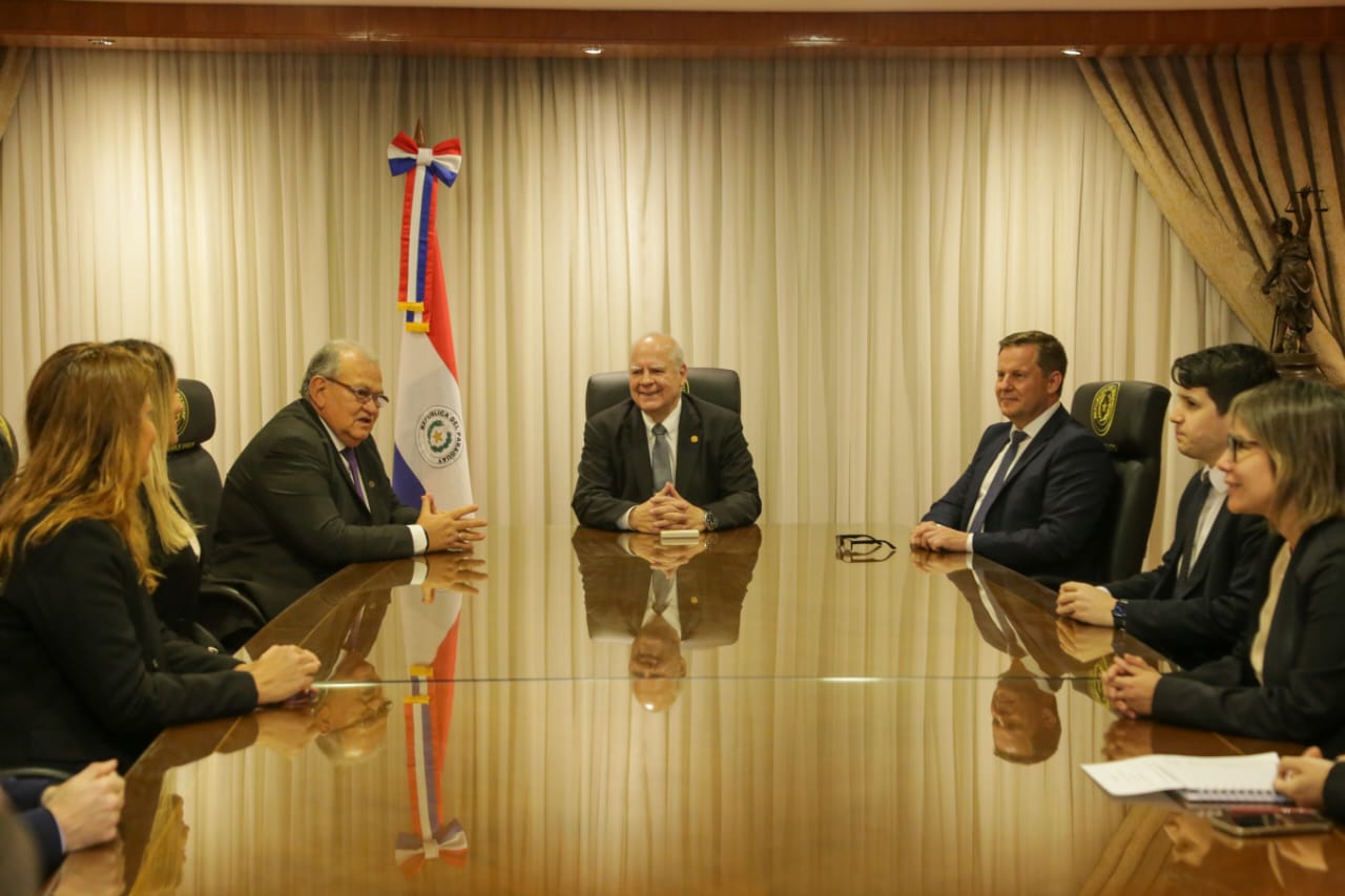 Ministro del TSJE junto añ ministro de la Corte en firma de convenio. Foto: Gentileza.