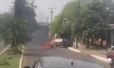 El biciclo quedó totalmente incendiado. Foto: Captura de pantalla.