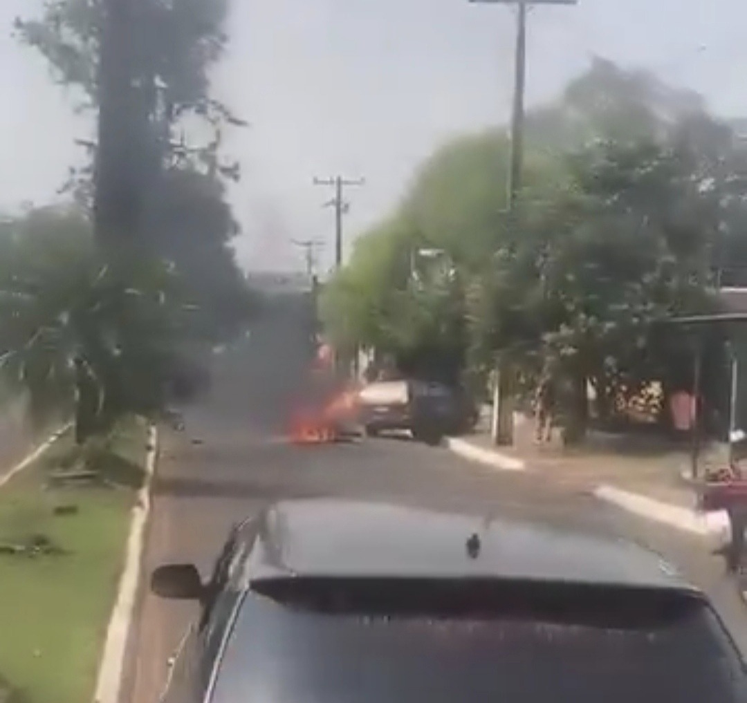 El biciclo quedó totalmente incendiado. Foto: Captura de pantalla.