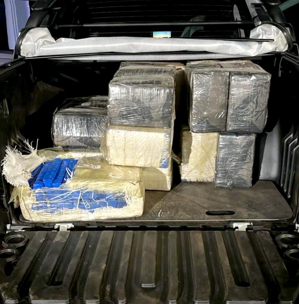 Más de 300 kilos de marihuana y cigarros electrónicos se encontraron en la camioneta. Foto: la clave.com.py.