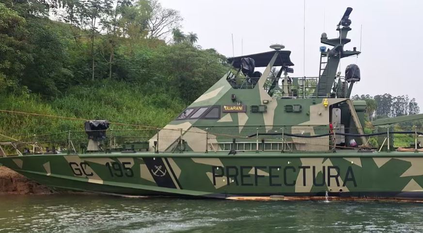 Todo sucedió en el río Paraná, a la altura de la ciudad de Eldorado; los uniformados no resultaron heridos, pero el guardacostas GC-195 Guaraní terminó dañado. Foto: La Nación de Argentina