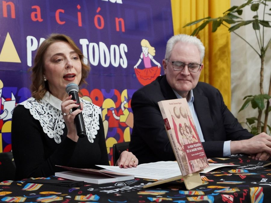 Nadia Czeraniuk de Shaefer, rectora de la UNAE, junto a Ricardo Scavone Yegros, en una jornada anterior de la Libroferia Encarnación. Cortesía