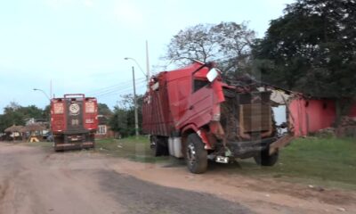 Camión que perdió el control y provocó el accidente. Foto: EN