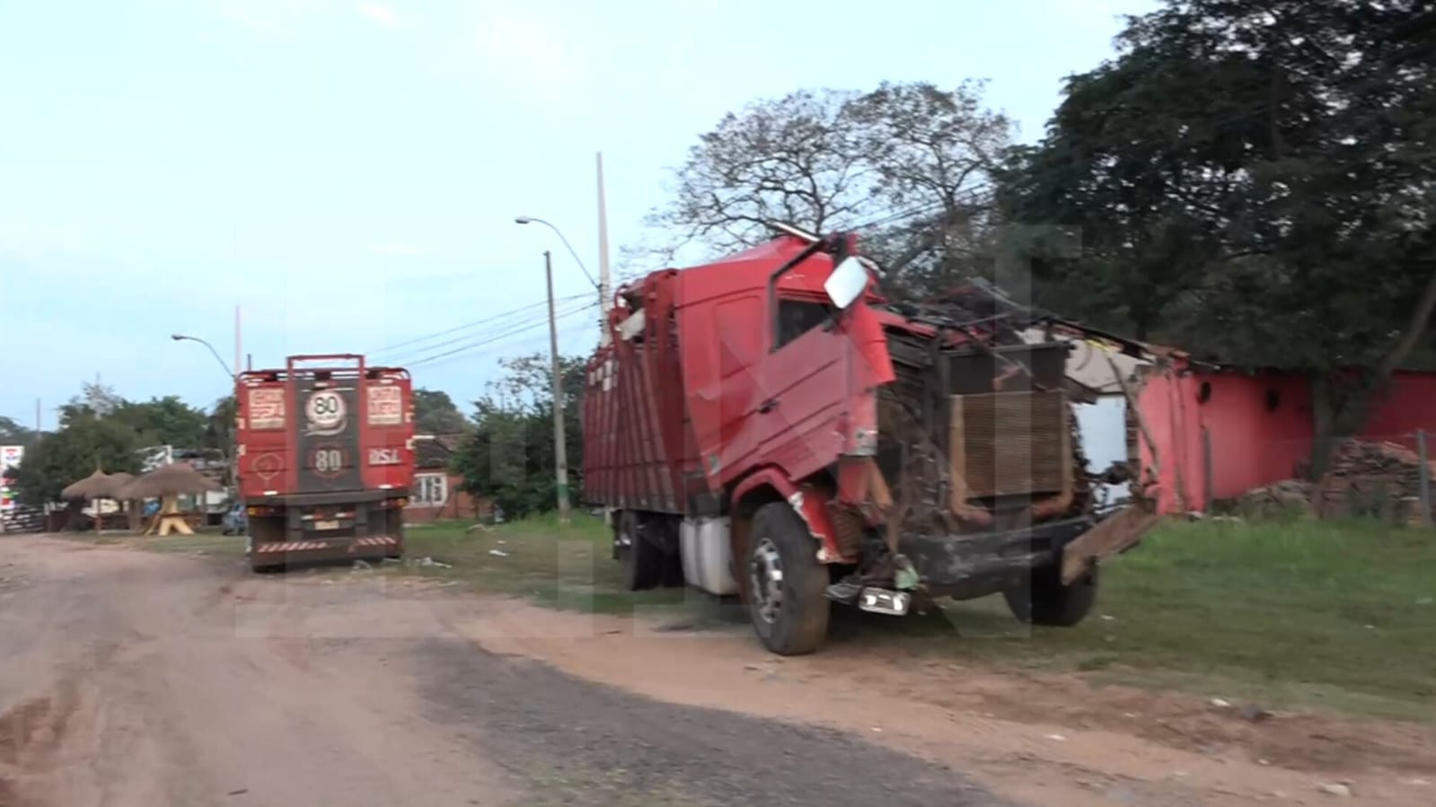 Camión que perdió el control y provocó el accidente. Foto: EN