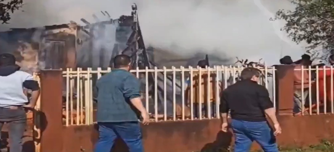 El incendio consumió la vivienda por completo. Foto: Captura.