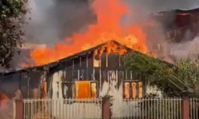 El incendio consumió la vivienda por completo. Foto: Captura.