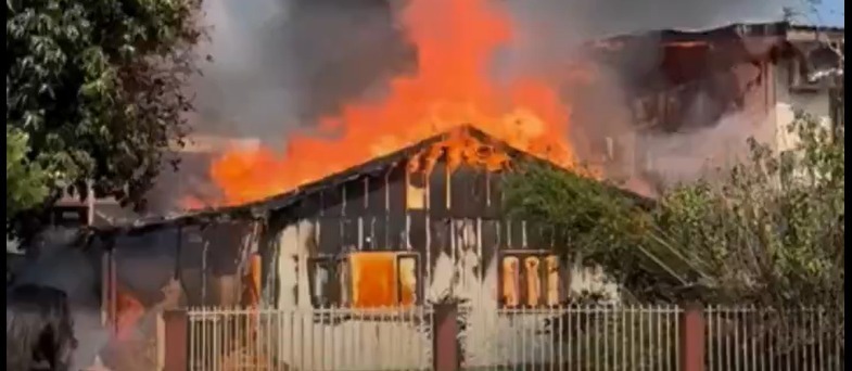 El incendio consumió la vivienda por completo. Foto: Captura.