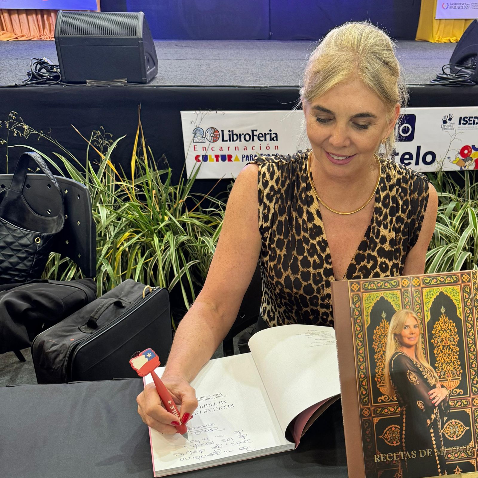 Diana Domínguez Wilson-Smith firmando ejemplares en la Libroferia. Cortesía