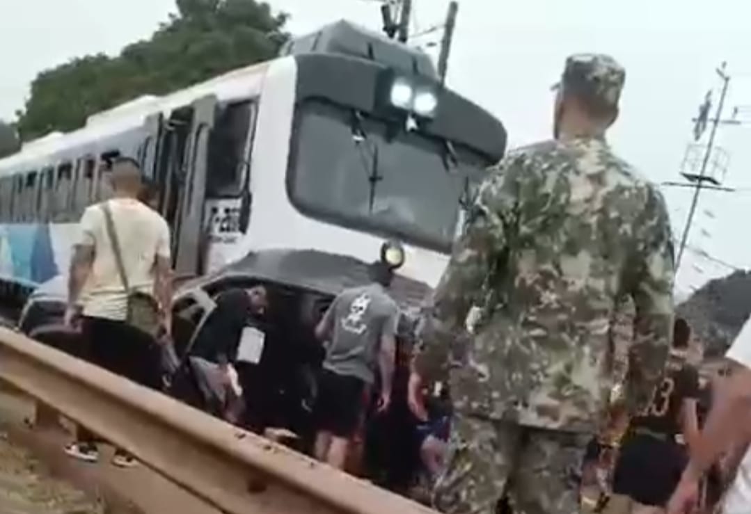 La camioneta de puso en el camino del tren. Foto: Gentileza.