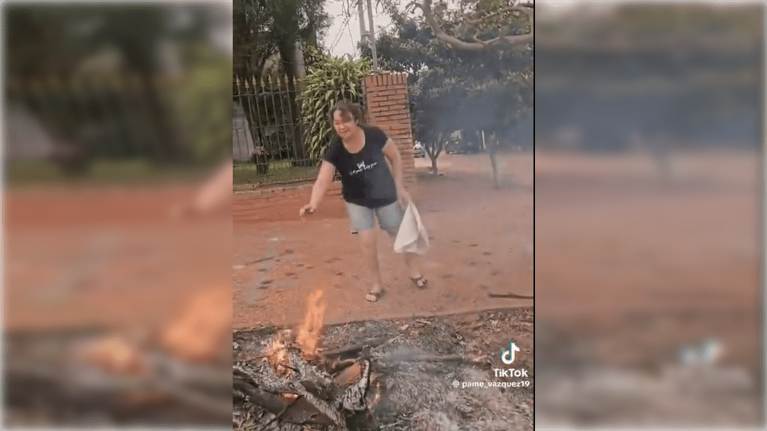 La mujer no hizo caso al reclamo de su vecina y siguió quemando basuras. Foto: Captura.