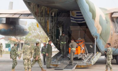 Avión hidrante Hércules C-130 con carga para combatir el incendio en el Chaco paraguayo. Foto: El Nacional.