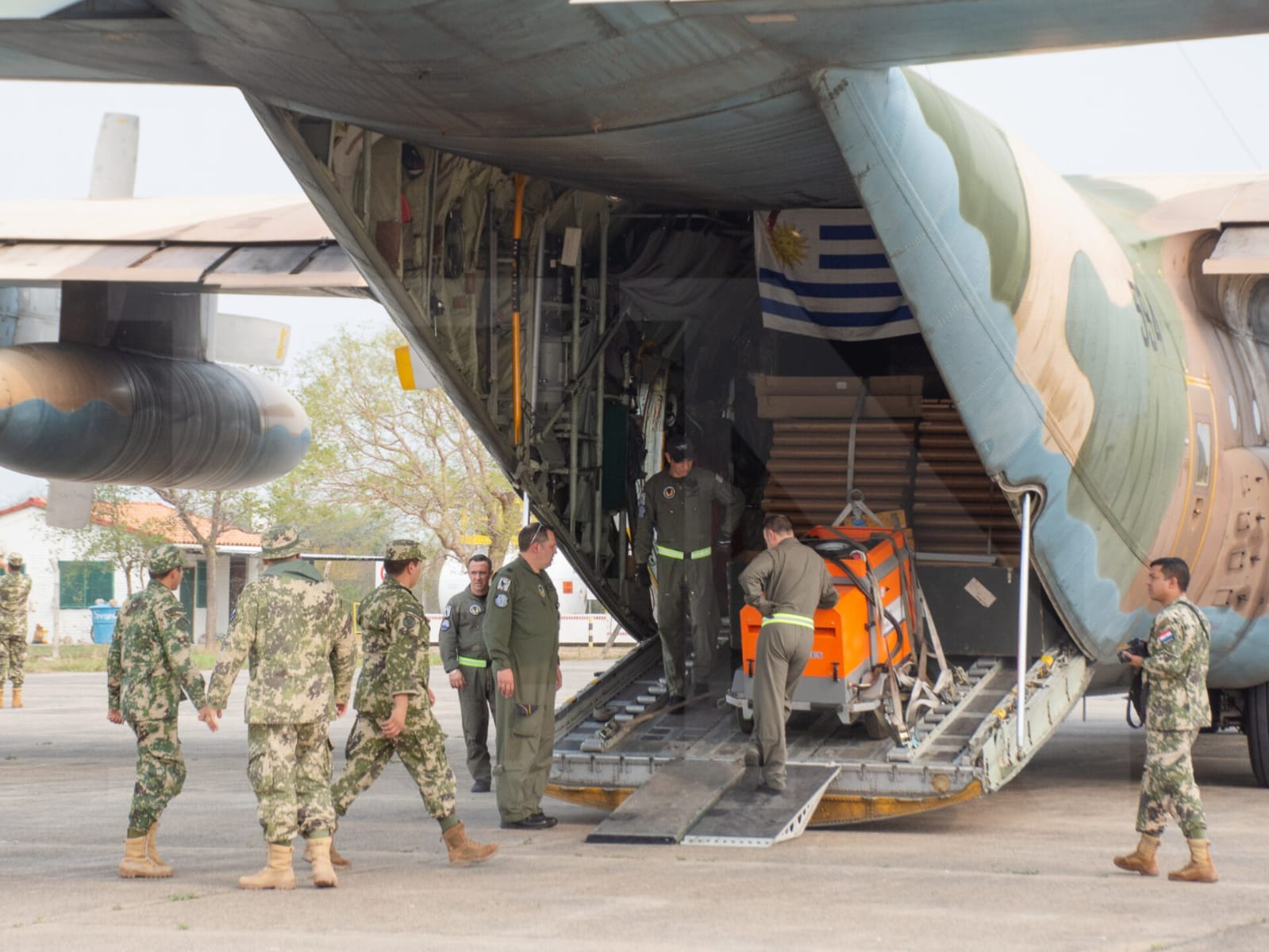 Avión hidrante Hércules C-130 con carga para combatir el incendio en el Chaco paraguayo. Foto: El Nacional.