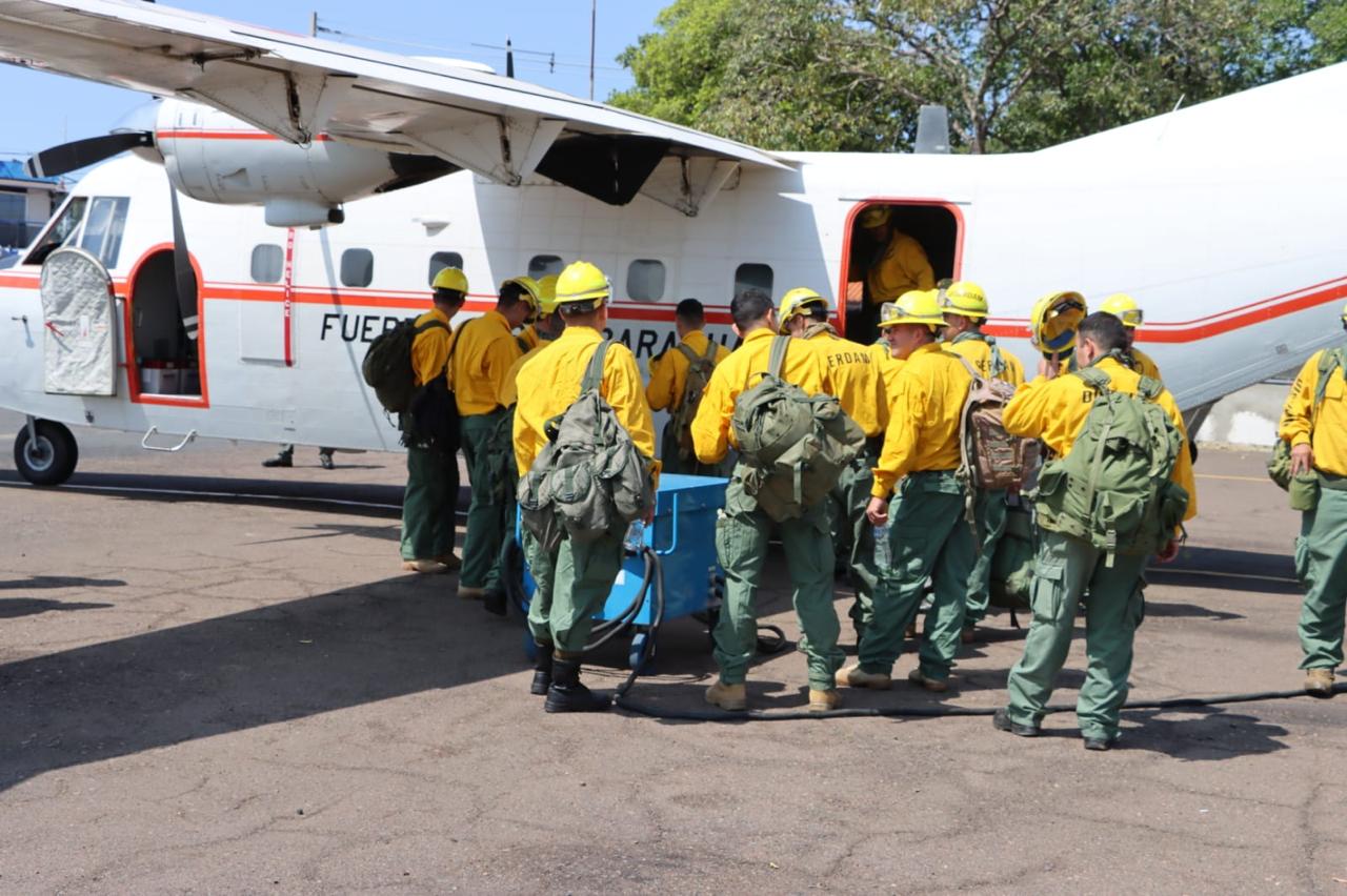 Bomberos del Ejército y Comando Nacional. Foto: Gentileza.