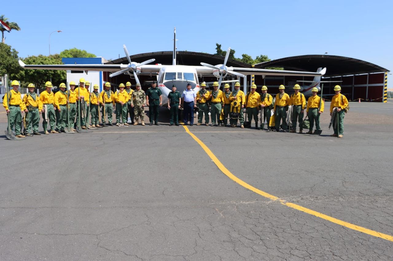 Bomberos del Ejército y Comando Nacional. Foto: Gentileza.