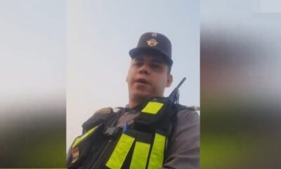 El agente asegura que el procedimiento es necesario. Foto: Captura.