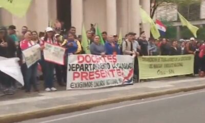 Docentes se manifiestan en Asunción. Foto: Captura.