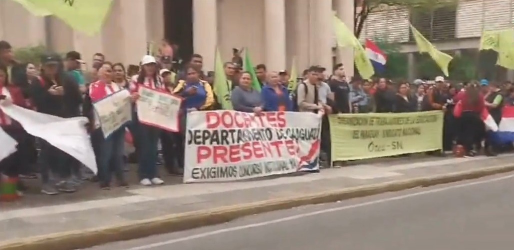 Docentes se manifiestan en Asunción. Foto: Captura.