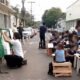 Niños estudiando frente al Indert. Foto: Captura.