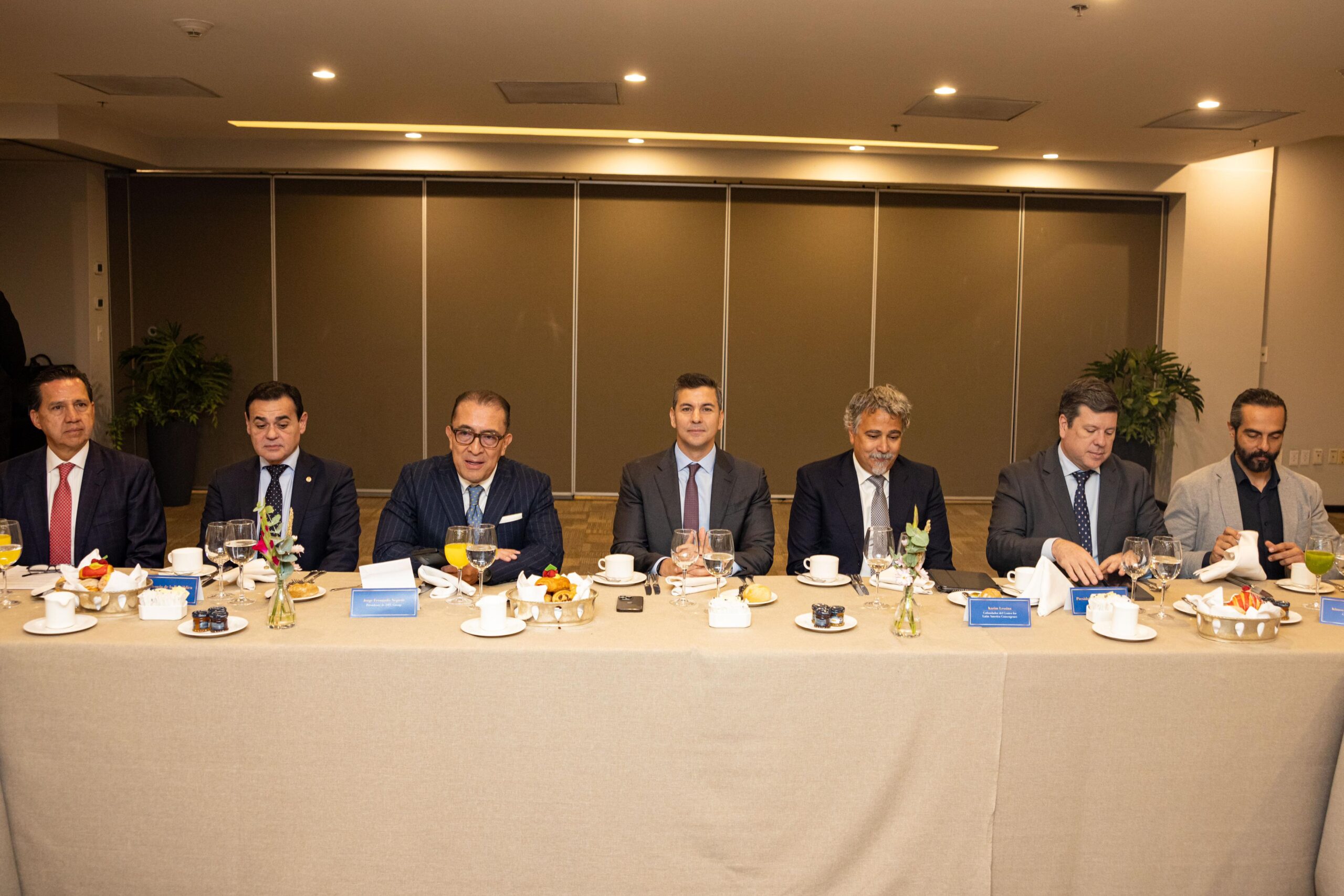 Santiago Peña con empresarios méxicanos. Foto: Gentileza.