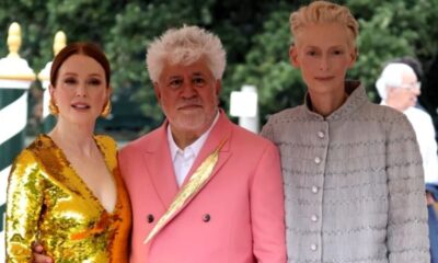 Julianne Moore, Pedro Almodóvar y Tilda Swinton en la alfombra roja. Foto extraída de squirelat.com