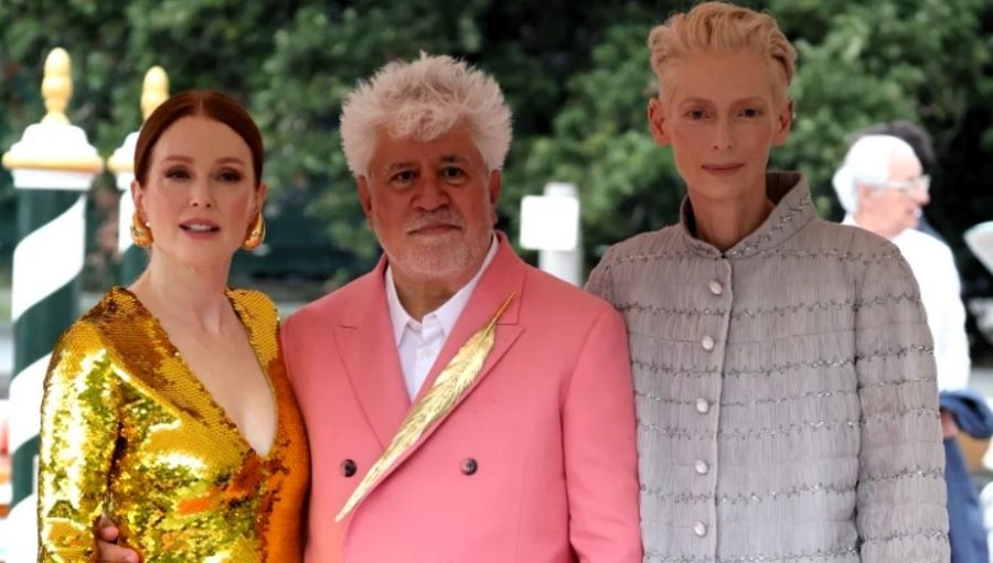 Julianne Moore, Pedro Almodóvar y Tilda Swinton en la alfombra roja. Foto extraída de squirelat.com