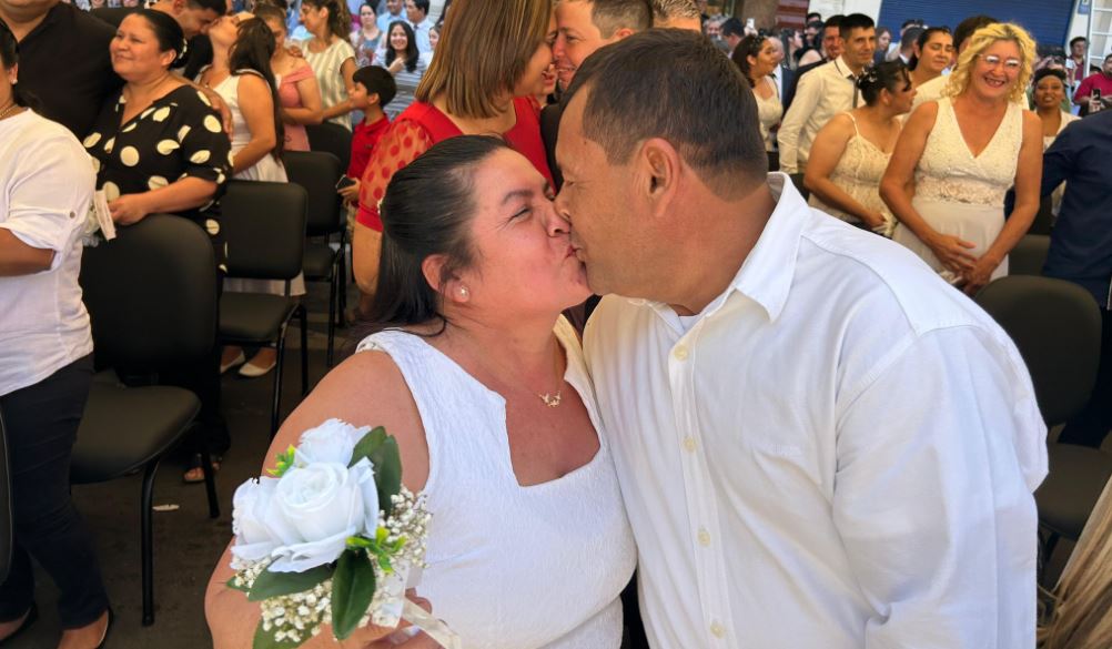 Boda civil comunitaria en el centro de Asunción. Foto: Ministerio de Justicia.