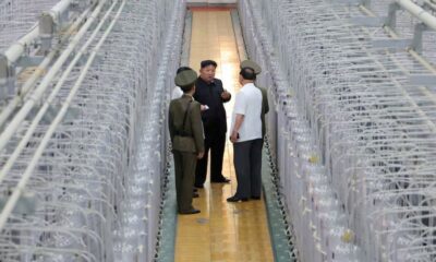 El líder norcoreano, Kim Jong-un, durante su visita al Instituto de Armas Nucleares, en un lugar no revelado de Corea del Norte. Foto: El País (via REUTERS)