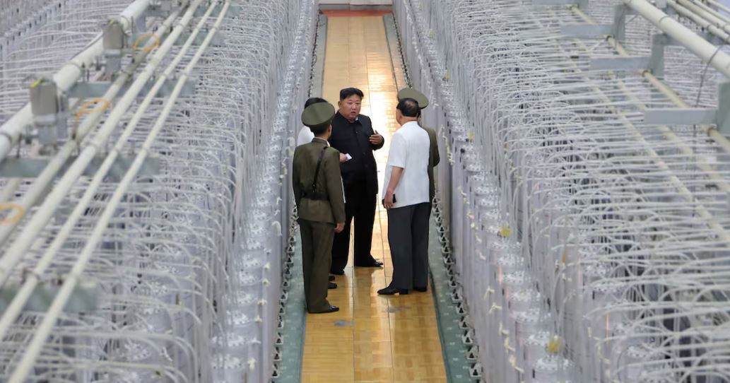 El líder norcoreano, Kim Jong-un, durante su visita al Instituto de Armas Nucleares, en un lugar no revelado de Corea del Norte. Foto: El País (via REUTERS)