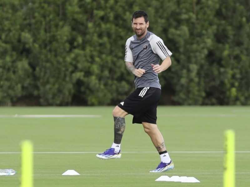 A Leonel Messi se lo vio nuevamente entrenando luego de su lesión en el tobillo. Foto: Internacional.