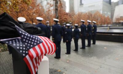 Los miembros de la Guardia Costera de Estados Unidos honran a los veteranos muertos en los ataques del 11 de septiembre en el memorial en la Zona Cero el Día de los Veteranos, el 11 de noviembre de 2020 en la ciudad de Nueva York. Foto: La Nación Argentina.