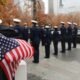 Los miembros de la Guardia Costera de Estados Unidos honran a los veteranos muertos en los ataques del 11 de septiembre en el memorial en la Zona Cero el Día de los Veteranos, el 11 de noviembre de 2020 en la ciudad de Nueva York. Foto: La Nación Argentina.