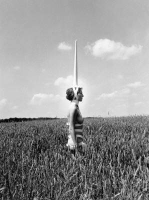 Rebecca Horn. Einhorn (Unicornio, 1970). Fotografía de Achim Thode. www.rebecca-horn.de