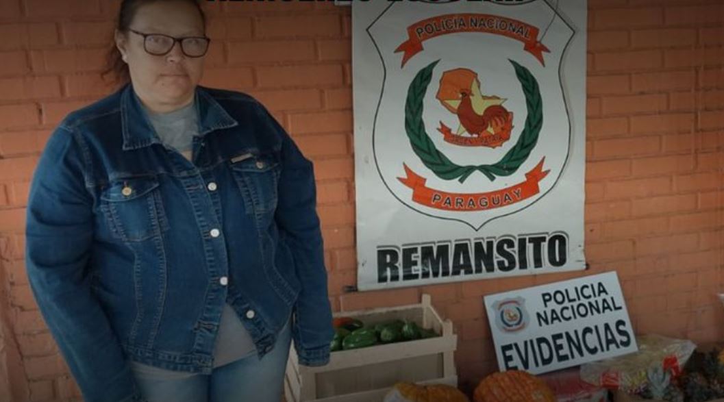 Detienen a directora de escuela por hurtar insumos del almuerzo escolar. Foto: Policía Nacional.