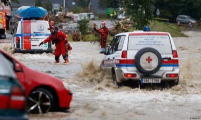 Rescatistas trabajan en una zona inundada tras fuertes lluvias en Jesenik, República Checa. Foto: DW.