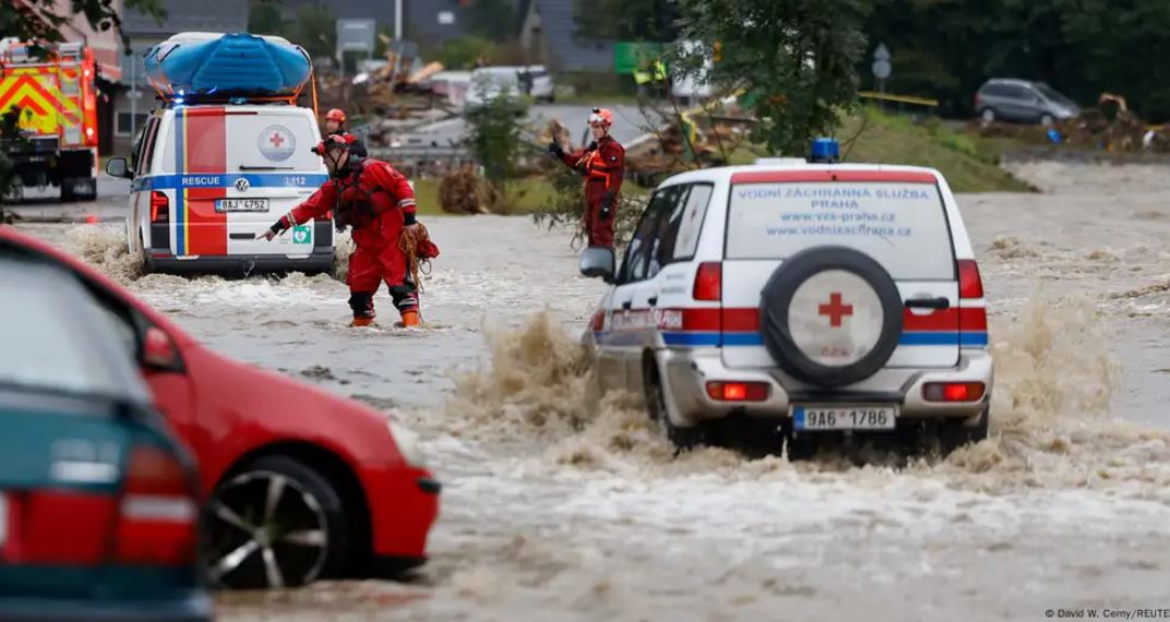 Rescatistas trabajan en una zona inundada tras fuertes lluvias en Jesenik, República Checa. Foto: DW.