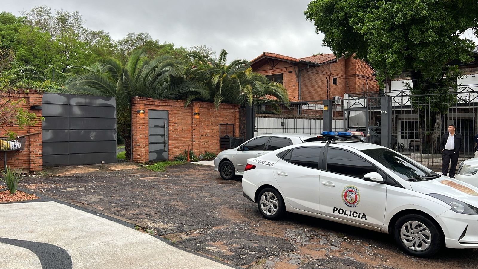 En la lujosa vivienda en barrio Mburucuya de Asunción fue realizada una masiva descarga de materiales audiovisuales. Foto: R. 1000 AM.