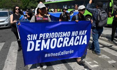 Periodistas reclamando por Democracia. Foto: DW