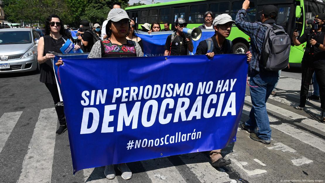 Periodistas reclamando por Democracia. Foto: DW