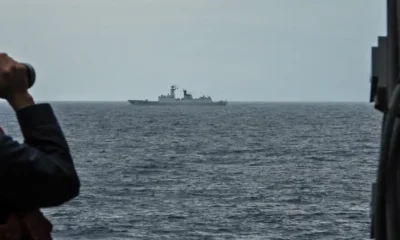 Un marino taiwanés vigila a la fragata china Xuzhou, que encabeza ejercicios militares navales. (Imagen de archivo) Imagen: ROC/Zumapress/picture alliance