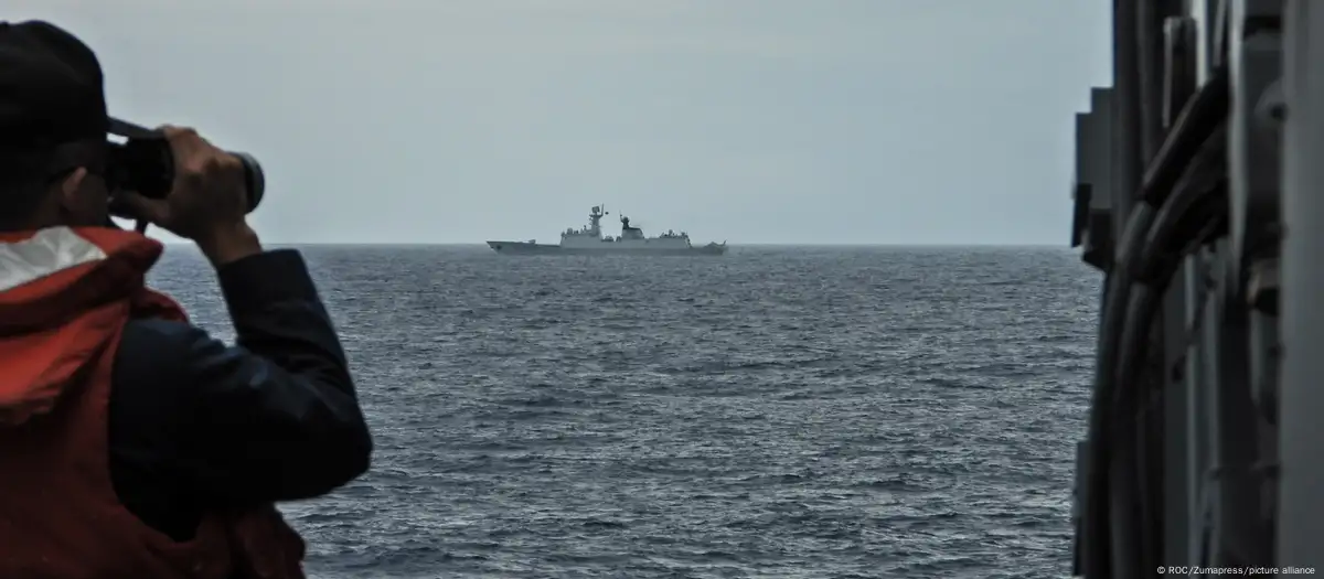 Un marino taiwanés vigila a la fragata china Xuzhou, que encabeza ejercicios militares navales. (Imagen de archivo) Imagen: ROC/Zumapress/picture alliance